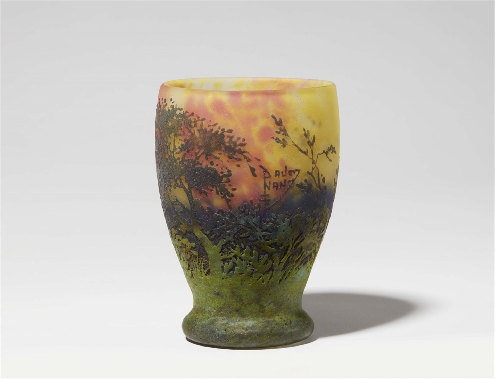 Vase paysage (soleil couchant)Matt geätztes Glas mit gelben, blauen und roten Pulvereinschmelzungen,