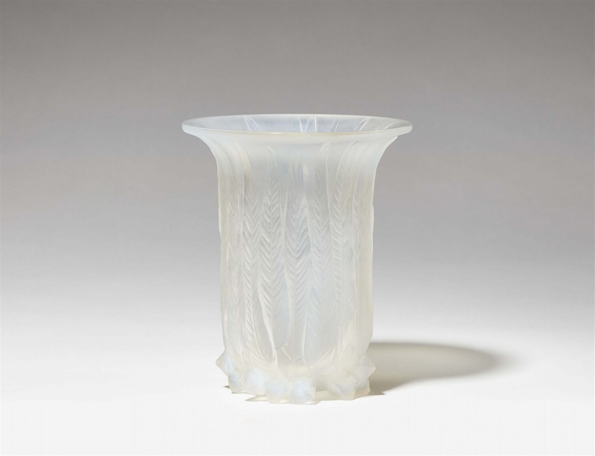 Vase EucalyptusModelgeformtes opalisiertes Klarglas, partiell matt geätzt. Modell 936.