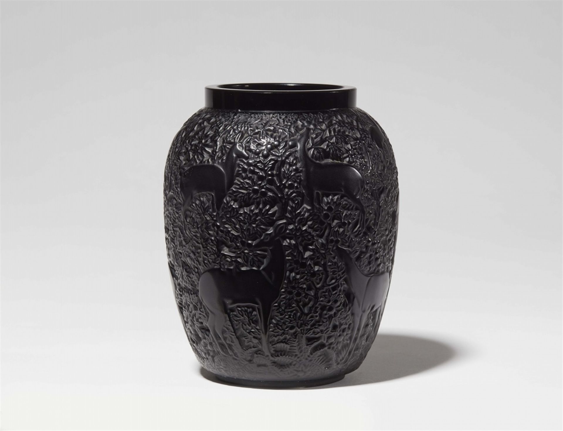 Vase bichesModelgeformtes schwarzes Glas. Modell 1082, nach 1947 als Modell 2015 und ab 1951 als