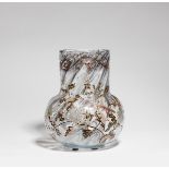 Vase mante religieuseSchräg geripptes Klarglas mit polychromem Reliefemail, goldkonturiert,