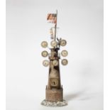 Leuchtturm mit WeltzeituhrKupfer- und Eisenblech, lackiert. Skelettiertes Messing-Pendelwerk mit