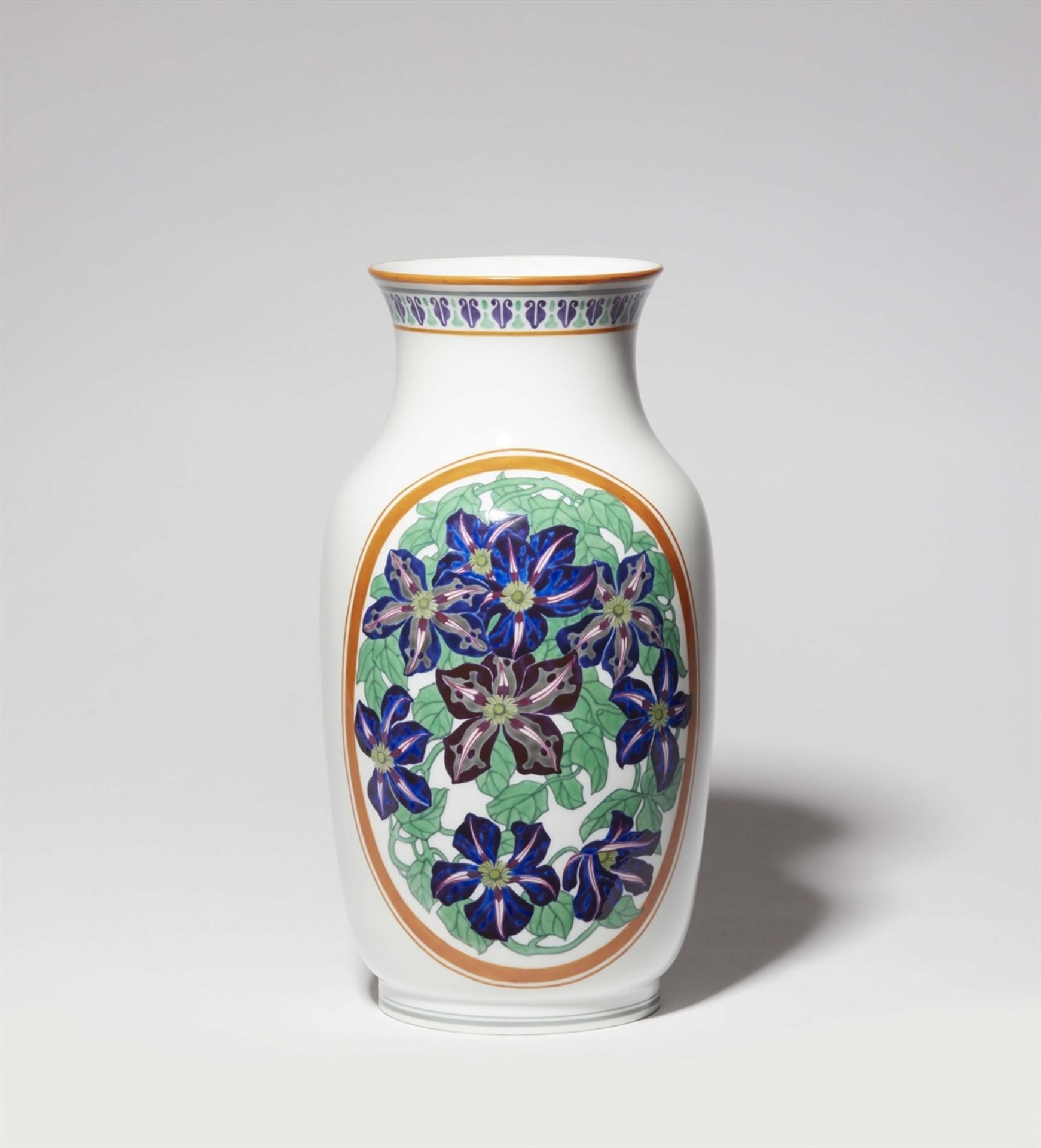 Vase mit KlematisPorzellan, farbiger Auf- und Unterglasurdekor. Auf der Ansichtsseite blühende