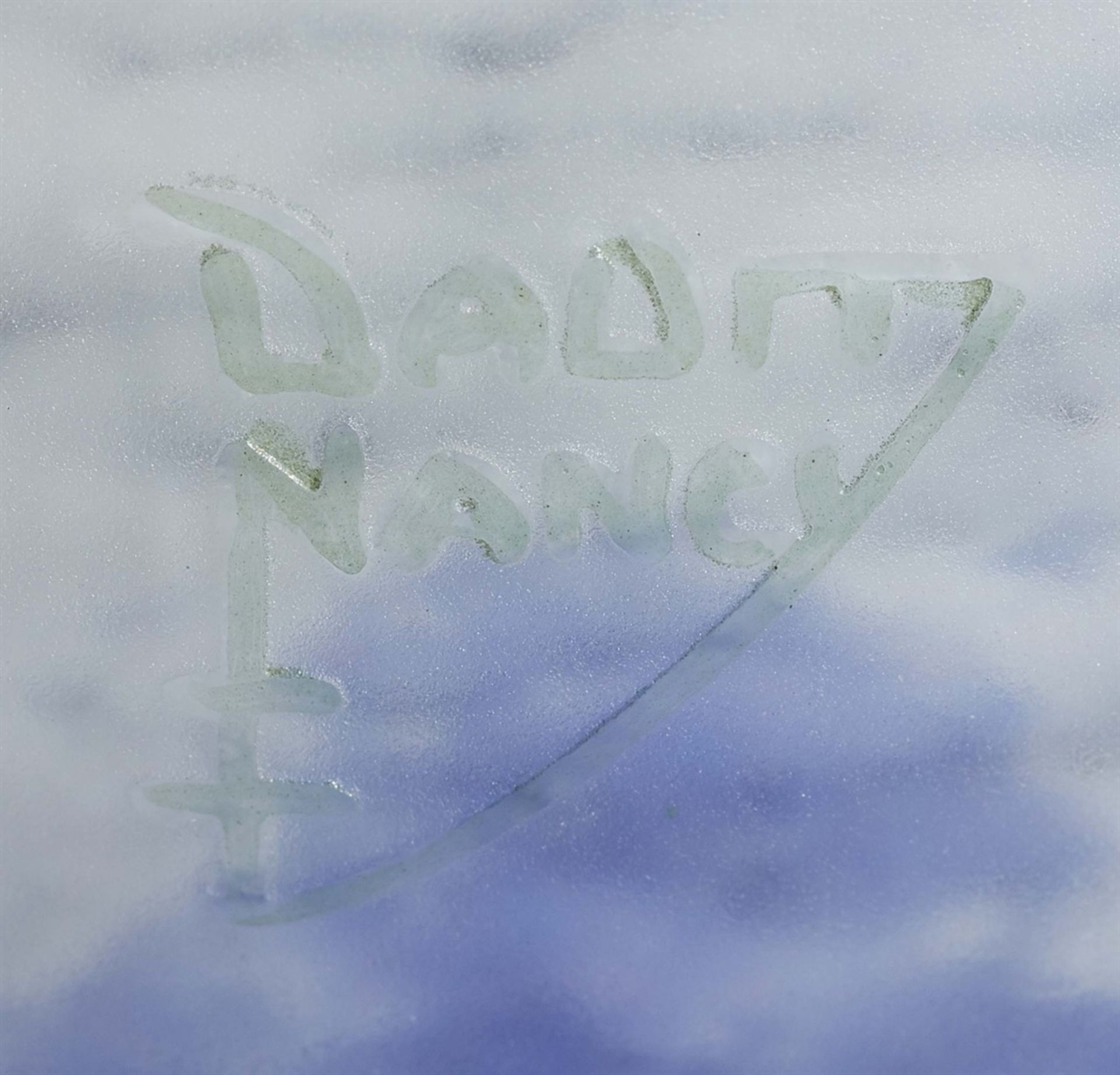 Coupe violetsAußen matt geätztes Glas mit wolkigen Pulvereinschmelzungen in Weiß und Blau, grüner - Bild 2 aus 2