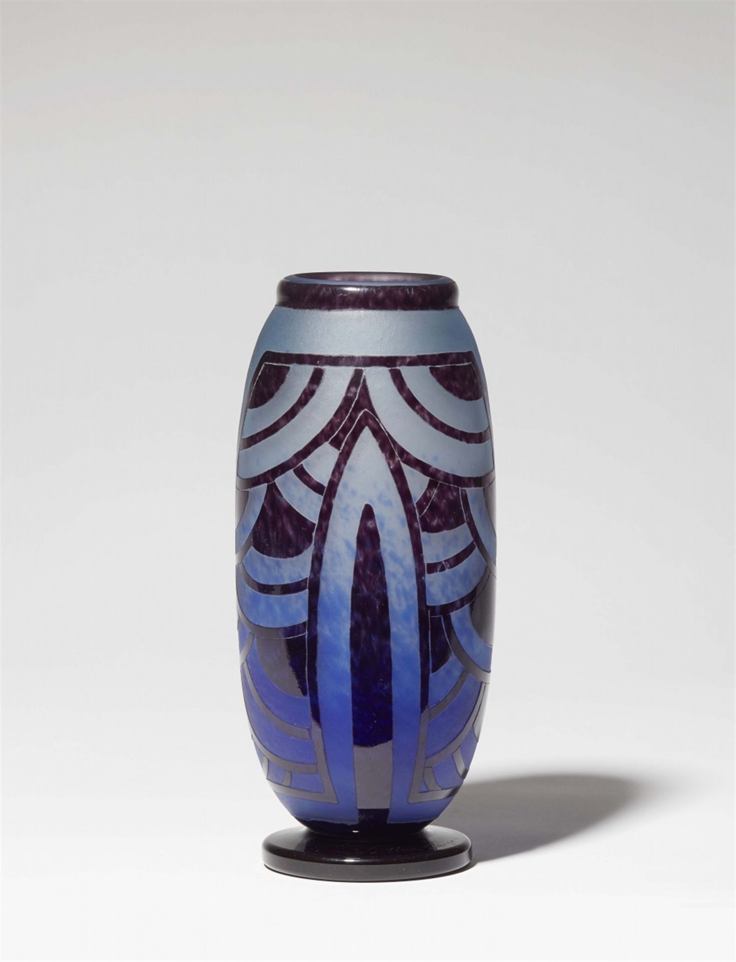 Vase nénuphars bleusMattes Milchglas mit blauen Pulvereinschmelzungen, geätzter Überfang von