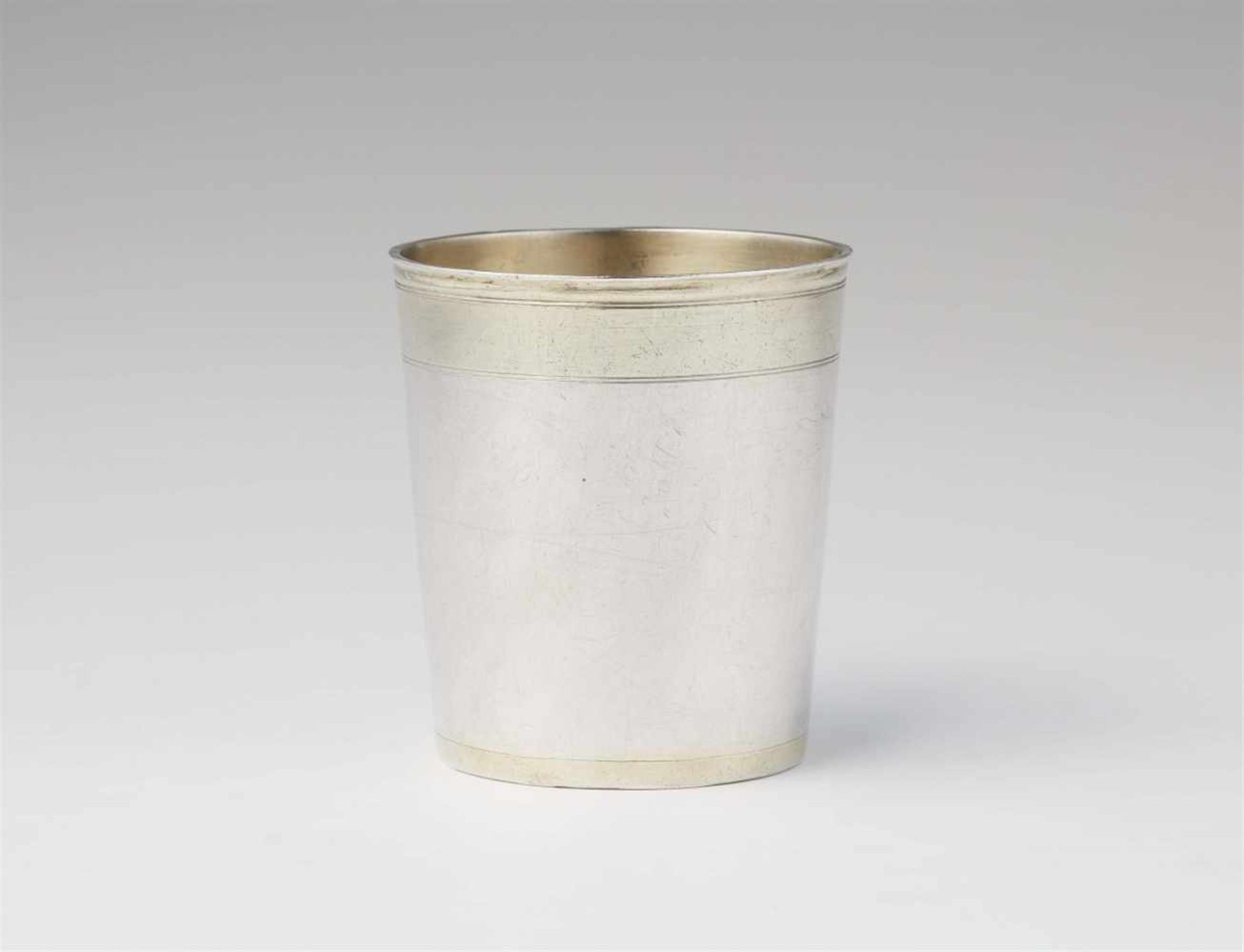 An Augsburg silver beakerCylindrical beaker with traces of former gilding. H 8 cm, weight 111 g.