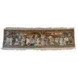 A Chinese silk wall hanging with a figural frieze366 x 93 cm. 20th C.Wandbehang mit