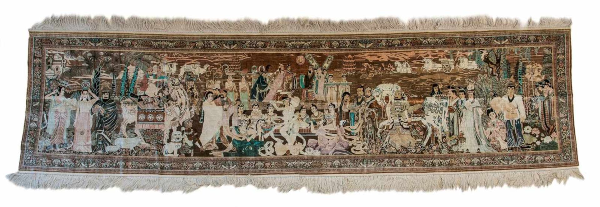 A Chinese silk wall hanging with a figural frieze366 x 93 cm. 20th C.Wandbehang mit