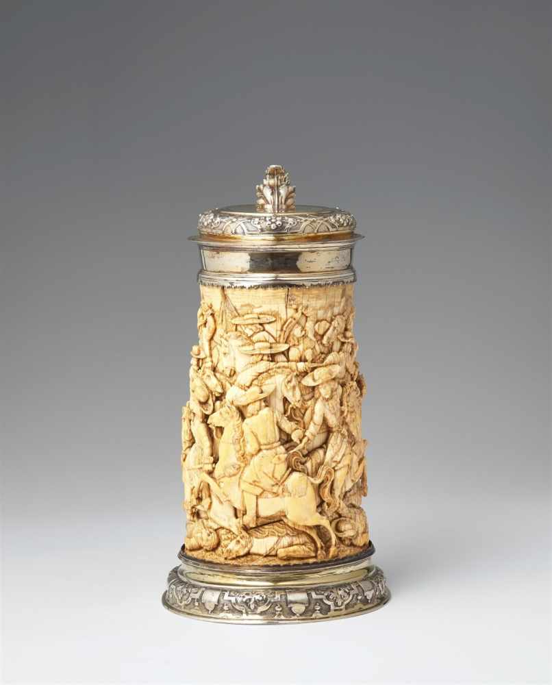 A silver-mounted ivory tankardThe base and domed lid with chased régence decor. The ivory corpus - Image 2 of 5