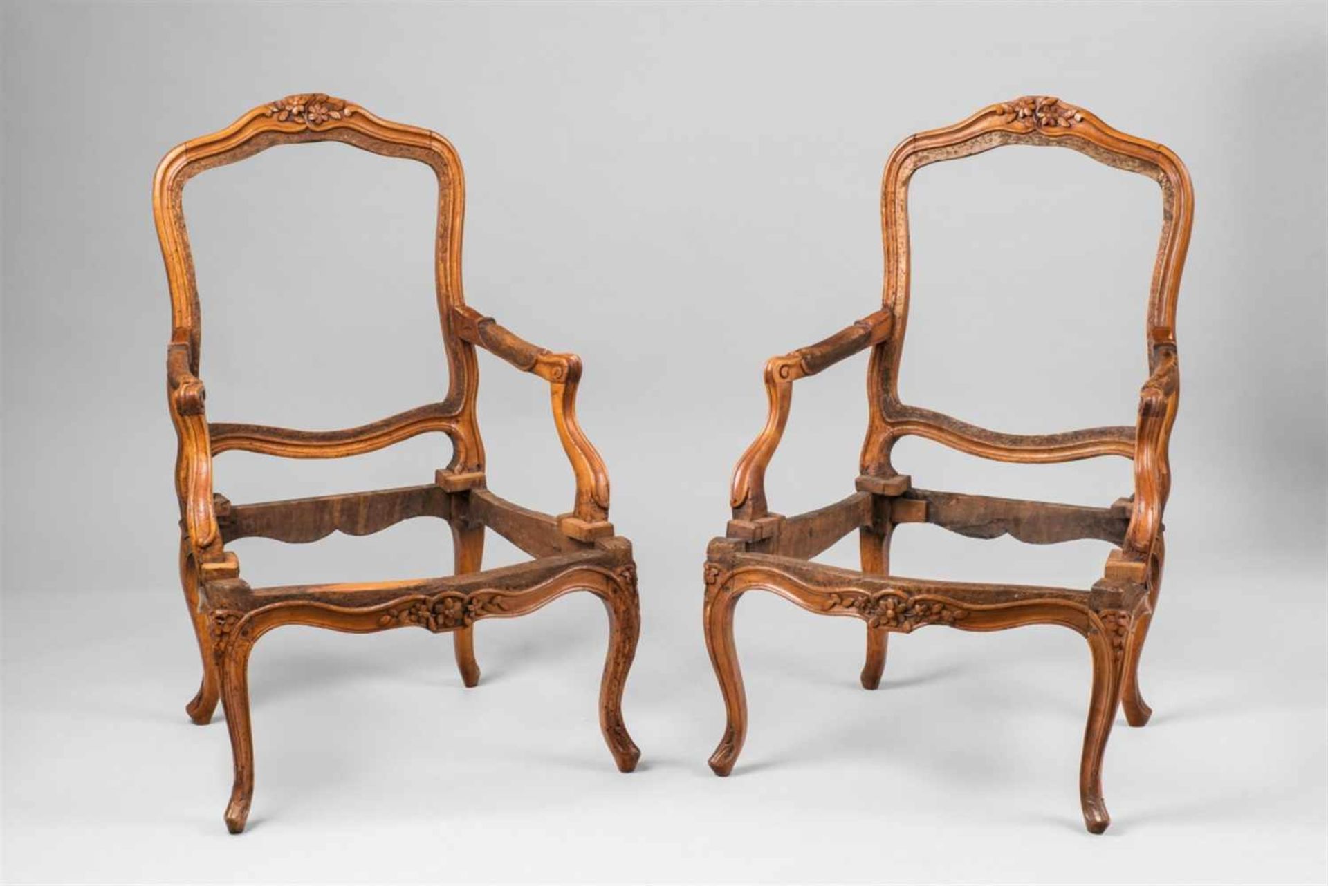 A pair of West German fauteilsTraces of earlier insect damage. H 95, seat depth 56 cm. Mid-18th C.