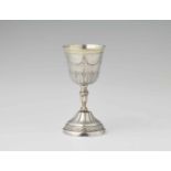A small Berlin parcel gilt silver chaliceWith lancet and festoon decor. H 13 cm, weight 128 g. Marks