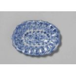 A miniature Hanau faience platterWith floral decor. Unglazed, unmarked base. 7 x 9.5 cm. 18th C.