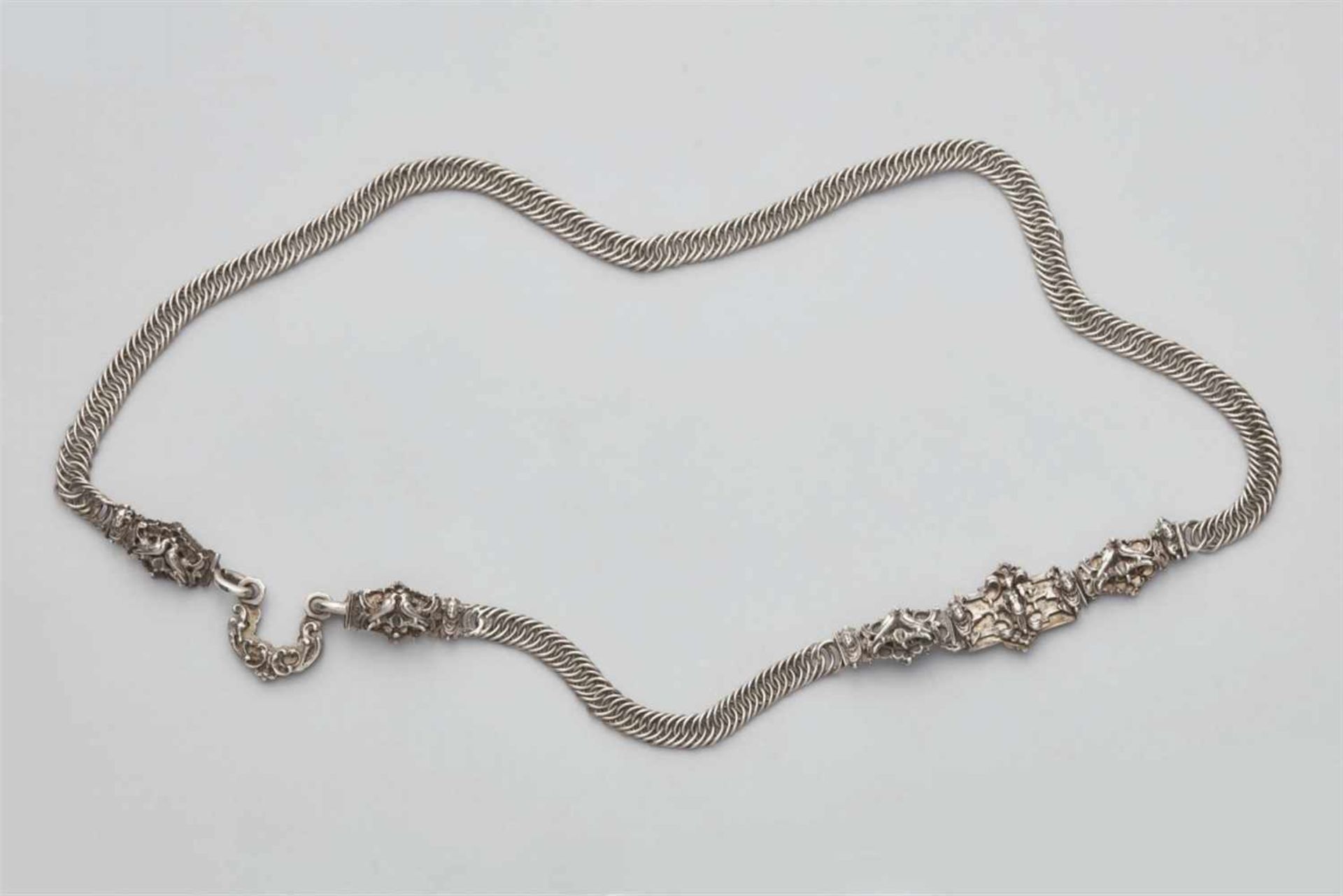 A Nuremberg silver bridal beltDesigned as a flat narrow chain, the cast silver decorative clasp - Bild 2 aus 4