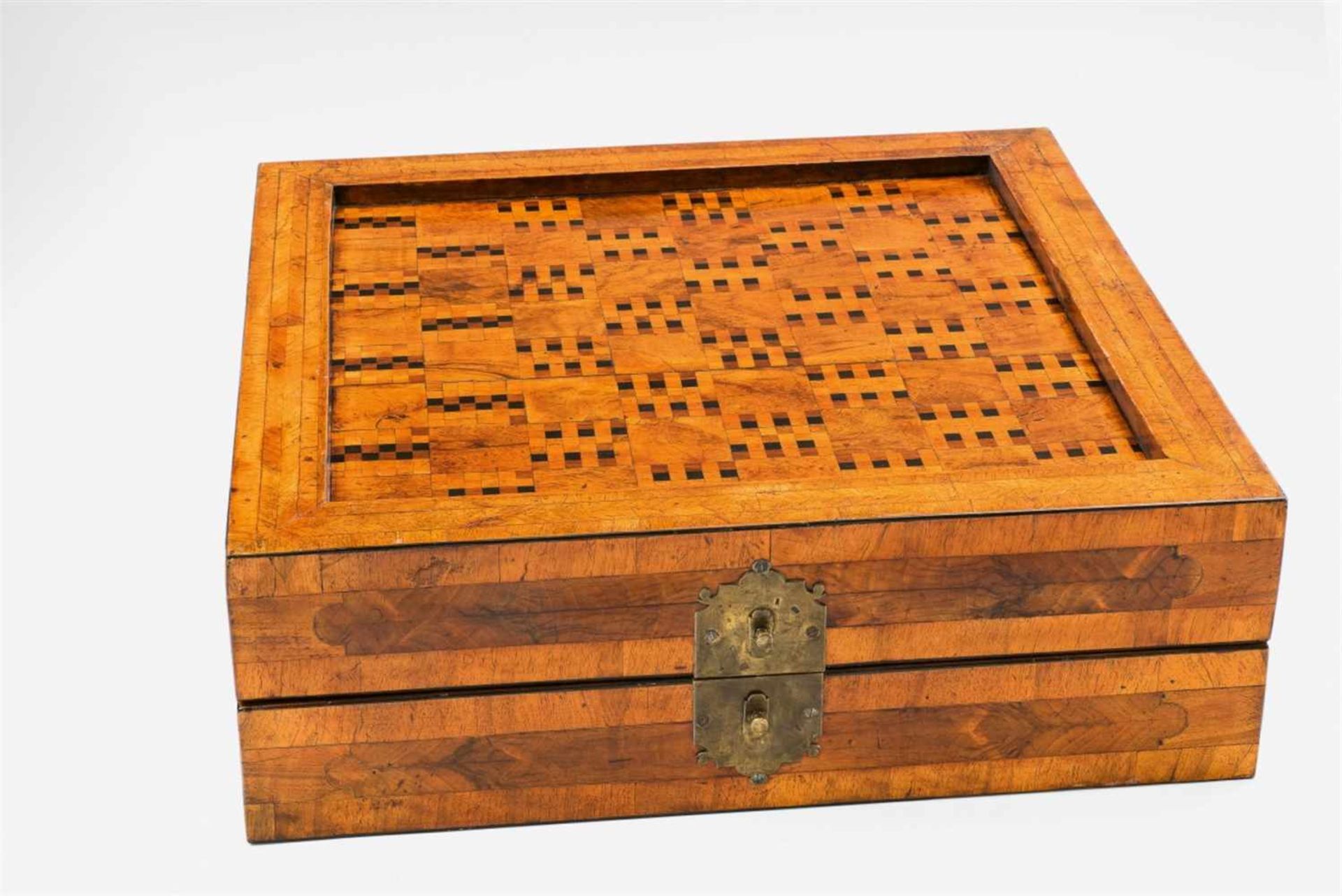 A large German Baroque gaming boxSquare travel gaming box with walnut, ebony, and aramanth - Bild 2 aus 3