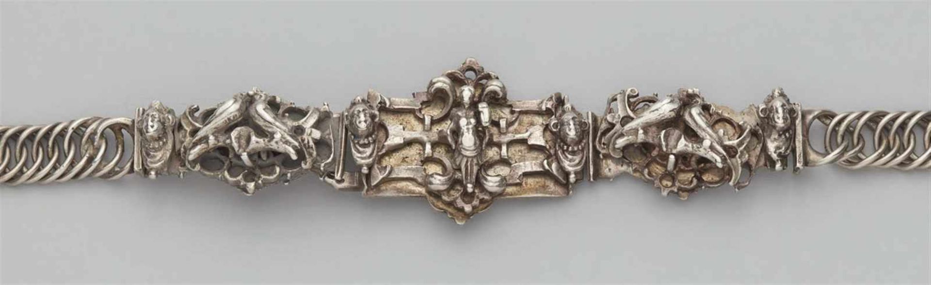 A Nuremberg silver bridal beltDesigned as a flat narrow chain, the cast silver decorative clasp - Bild 3 aus 4