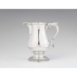 A George III London silver carafePear-shaped pitcher with gadrooned decor. H 19.5 cm, weight 824
