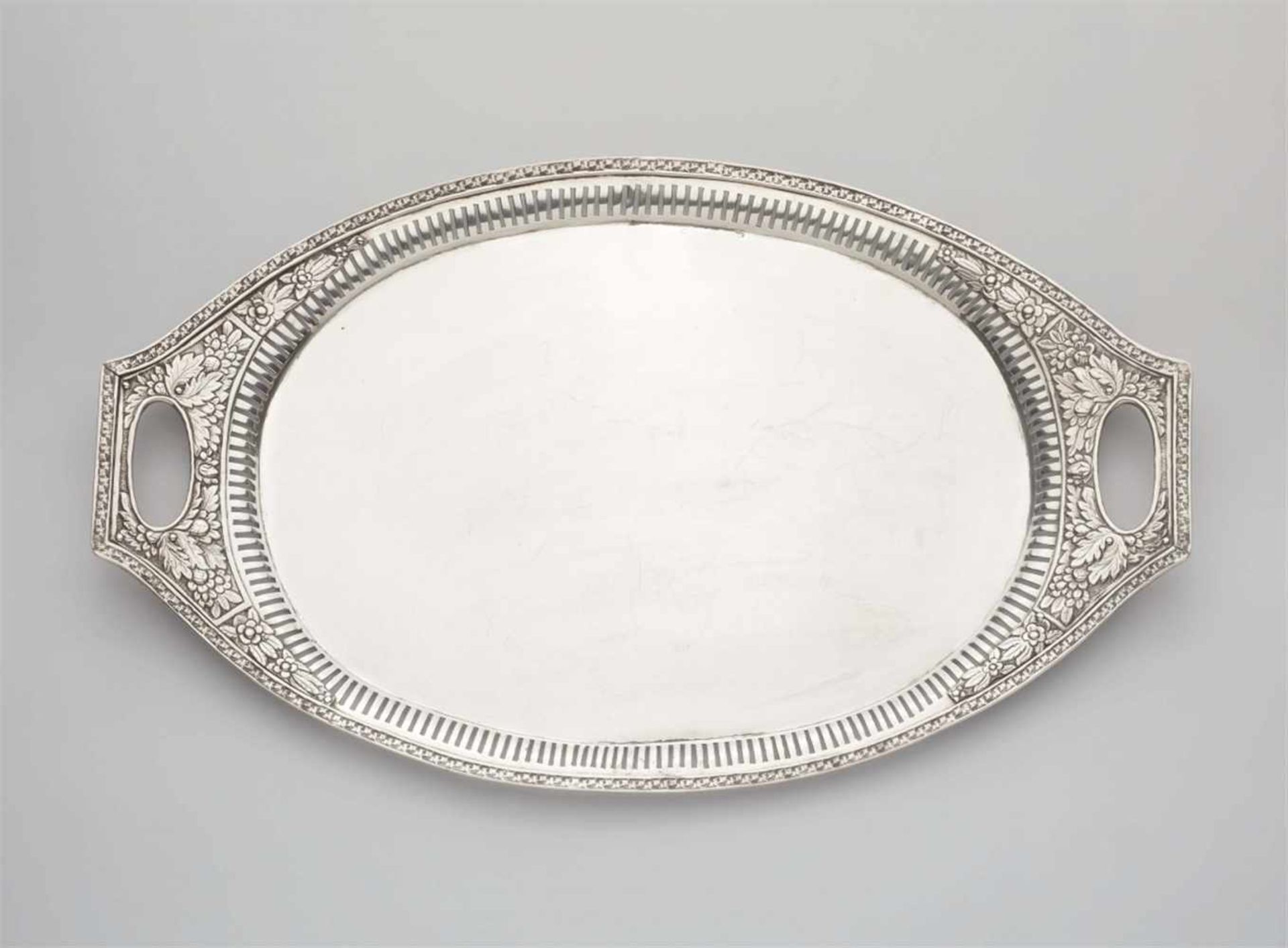 A Neoclassical silver platterOval tray. Pierced rim with acanthus and flowerhead reliefs. L 54; W 33