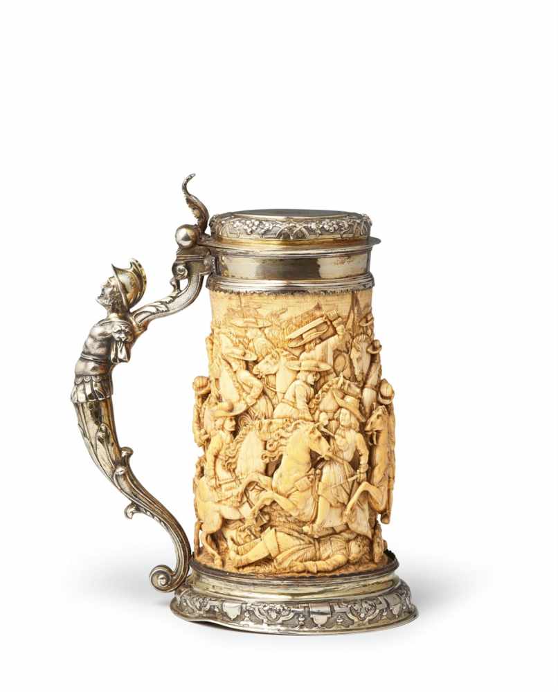 A silver-mounted ivory tankardThe base and domed lid with chased régence decor. The ivory corpus - Image 3 of 5