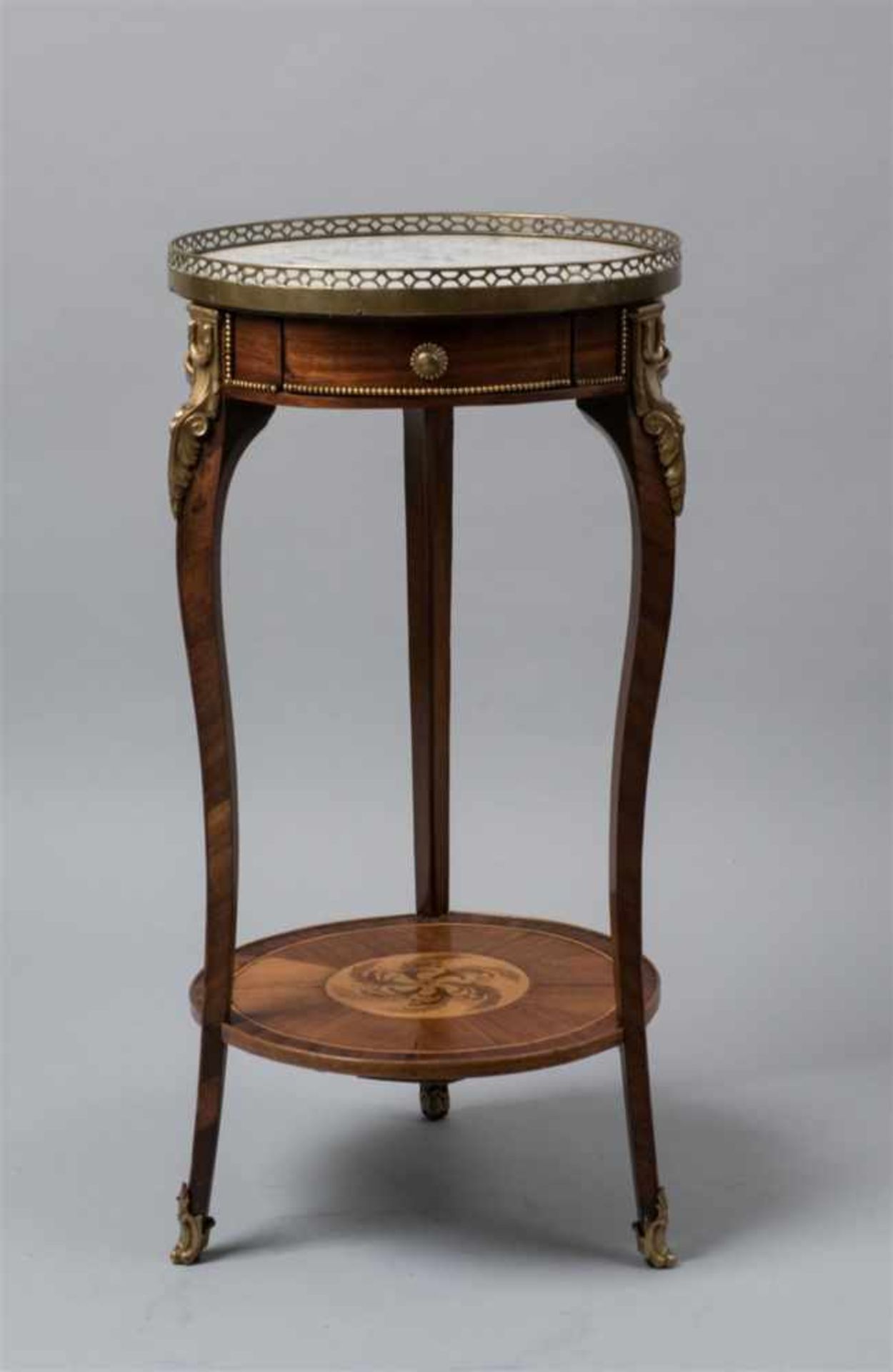 A Parisian Louis XVI gueridonMahogany, lemon wood, and ebonised fruitwood veneer on oak corpus - Bild 2 aus 3