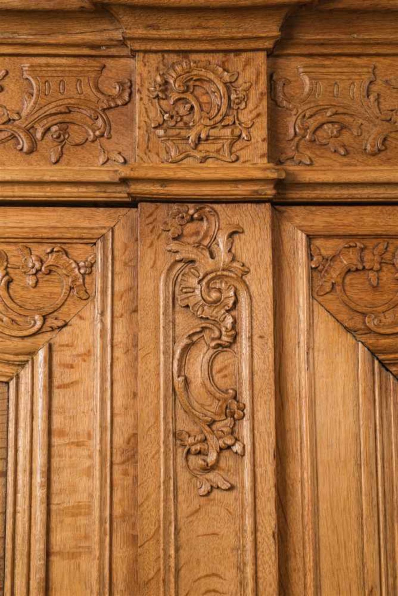 An Aachen carved oak cabinetCorpus with two doors and rounded edges. The pilasters and architrave - Bild 2 aus 2