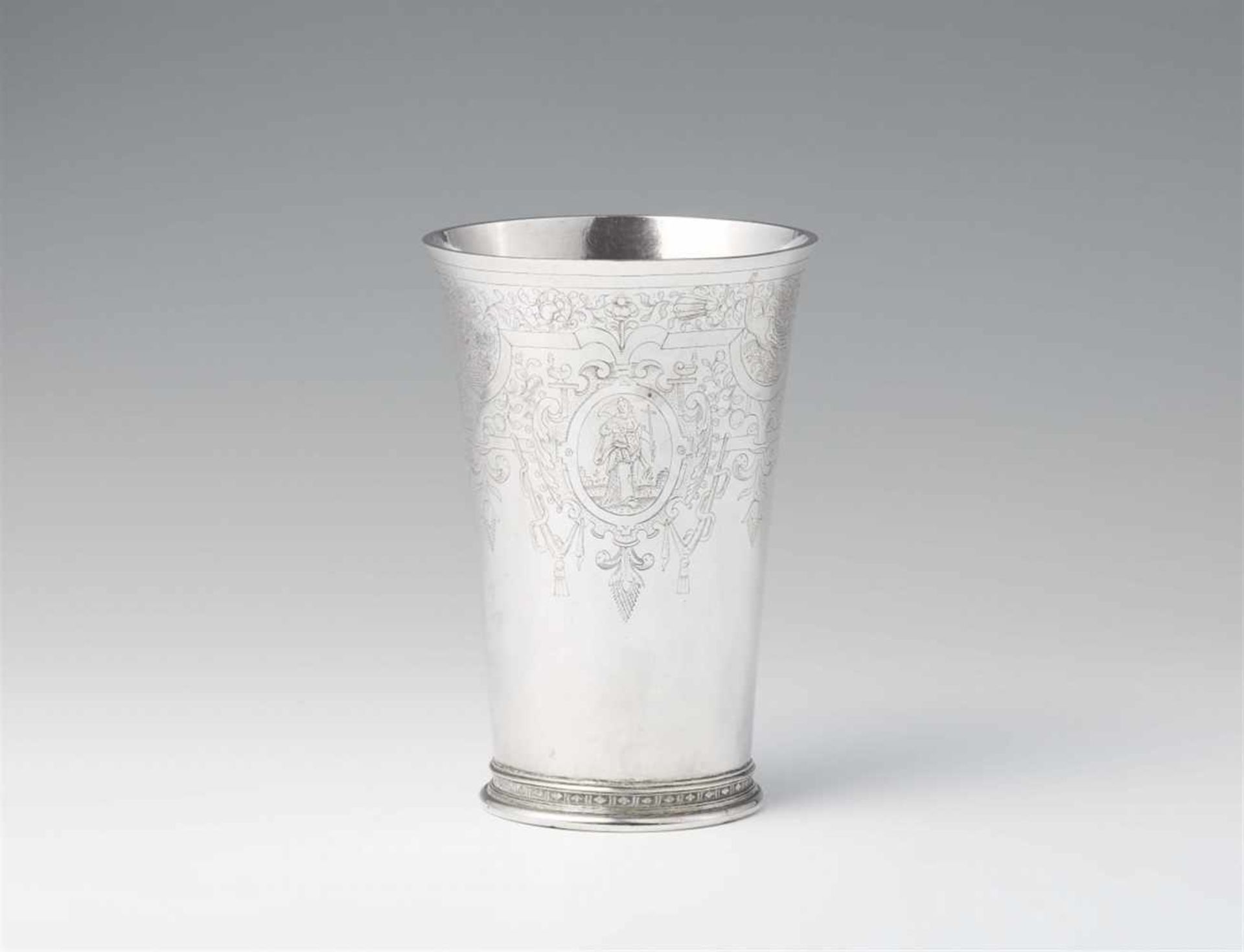 A large Cologne Renaissance silver beakerConical beaker with flaring rim on a moulded basal ring. - Bild 3 aus 4