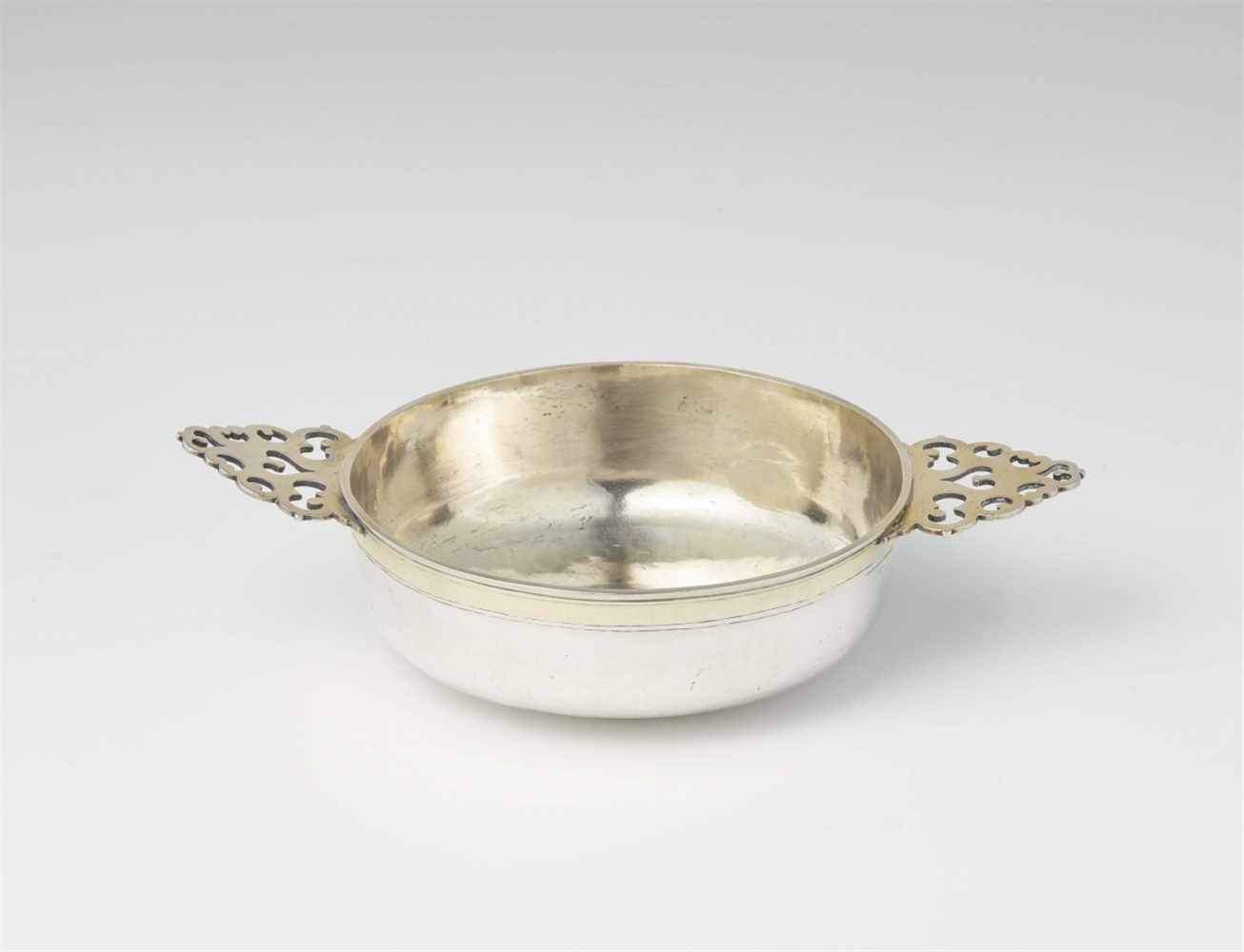 An Osnabrück parcel gilt silver ecuelleRound shallow dish with pierced handles to either side. W