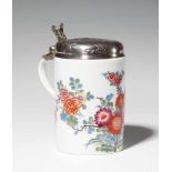 A Meissen porcelain tankard with "indianische blumen"Cylindrical vessel with floral decor.