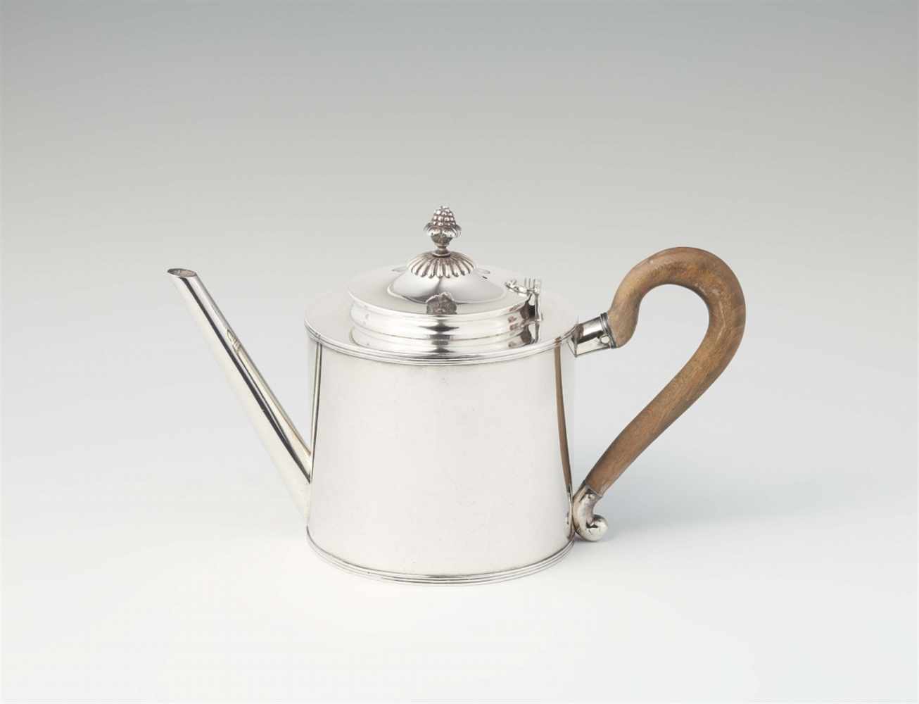 A Hague silver teapotCylindrical corpus with hinged lid and wooden handle. H 14.5 cm, weight 634