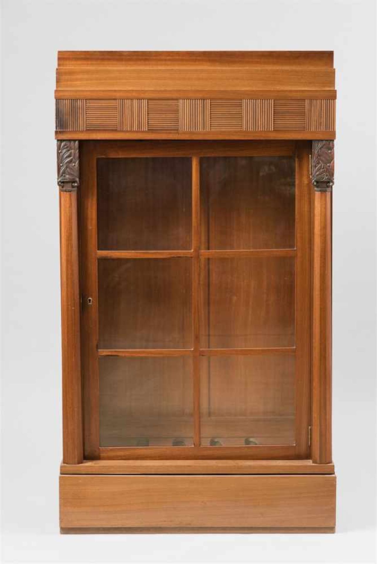 Two mahogany veneered library cabinetsMahogany veneer on softwood and solid mahogany, brass - Bild 2 aus 2