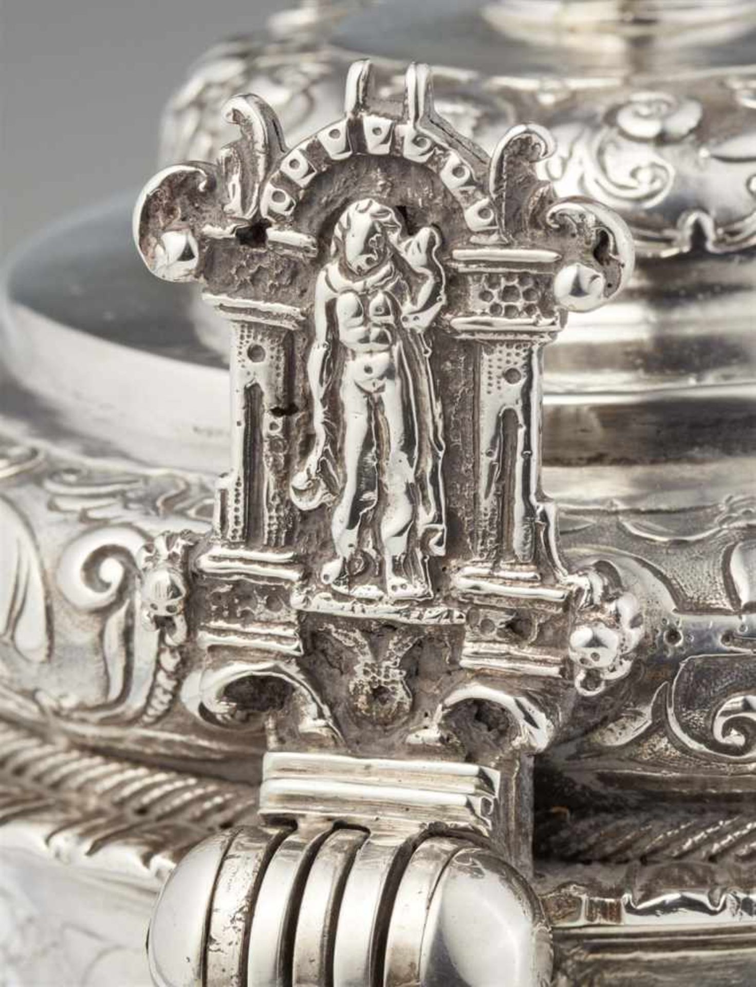 An important Bremen Renaissance silver tankardThe rounded basal rim decorated with cherub's heads - Bild 3 aus 4