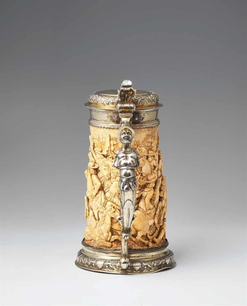 A silver-mounted ivory tankardThe base and domed lid with chased régence decor. The ivory corpus - Image 4 of 5