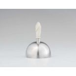 A Schwäbisch Gmünd Art Deco silver table bellWith a twisted ivory handle. H 8.5 cm, weight 92 g.