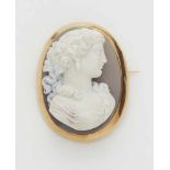 An 18k gold agate cameo broochWhite and grey banded agate with a finely carved portrait of a