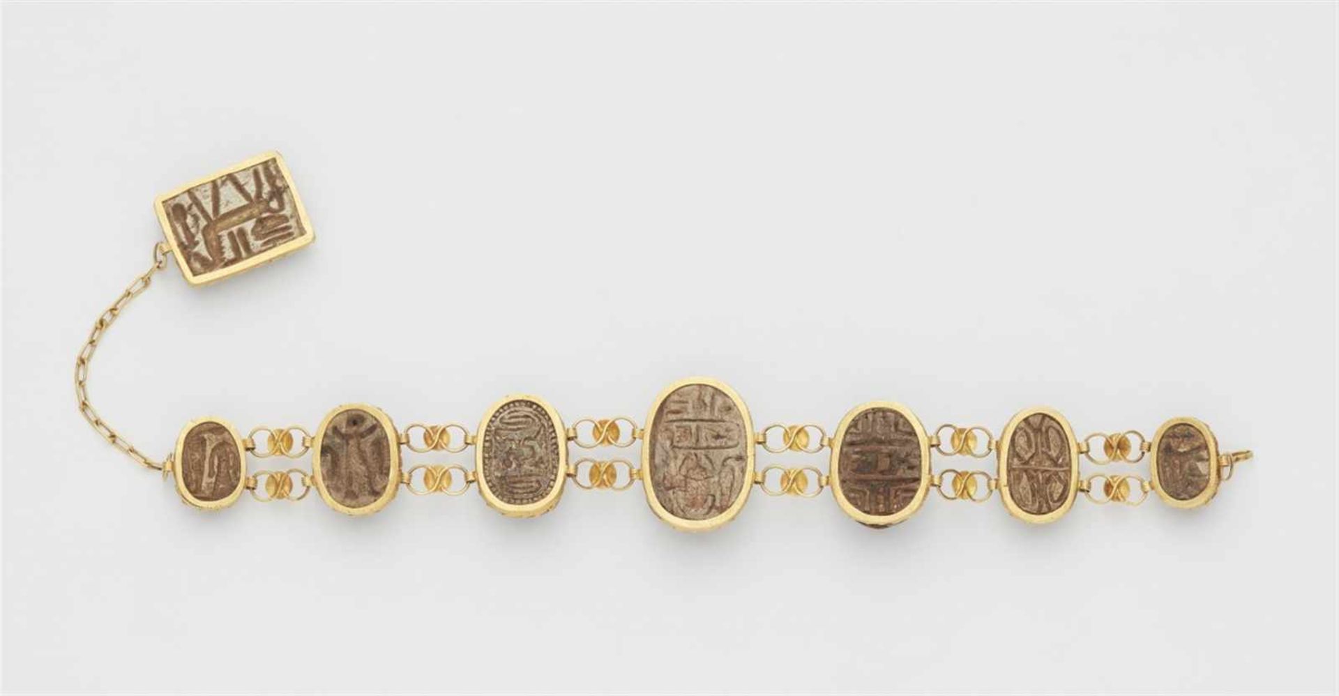 A 21k gold bracelet with scarab amuletsDesigned as a band of seven ancient Egyptian scarab beetle - Bild 2 aus 2