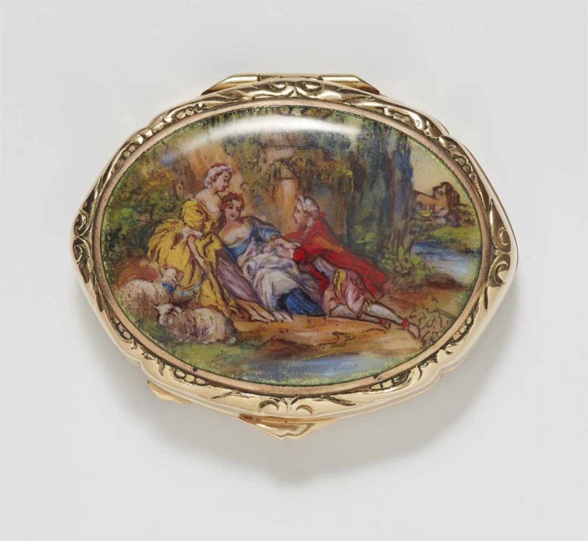 A 14k gold enamelled pill boxOval box with rocaille relief, the lid decorated with a Rococo style