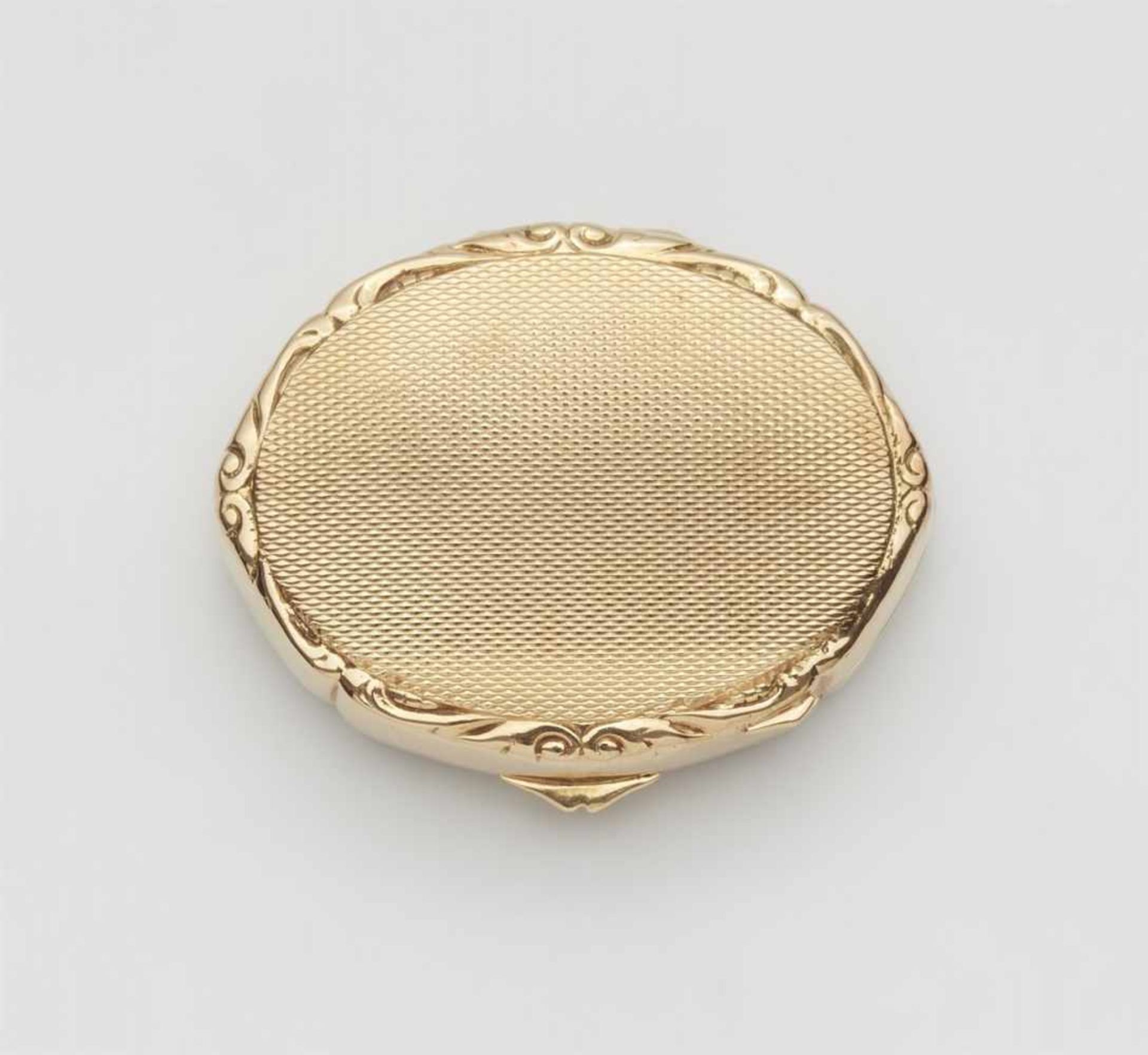 A 14k gold enamelled pill boxOval box with rocaille relief, the lid decorated with a Rococo style - Bild 2 aus 2