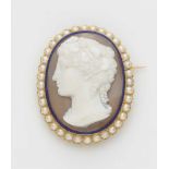 An 18k gold mounted agate cameo broochLayered agate cameo (41.1 x 30.6 mm) with a finely carved