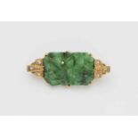 An 18k gold and jade Art Deco broochSet with a foliate carved jade plaque (ca. 20.76 x 13.66 mm, A-