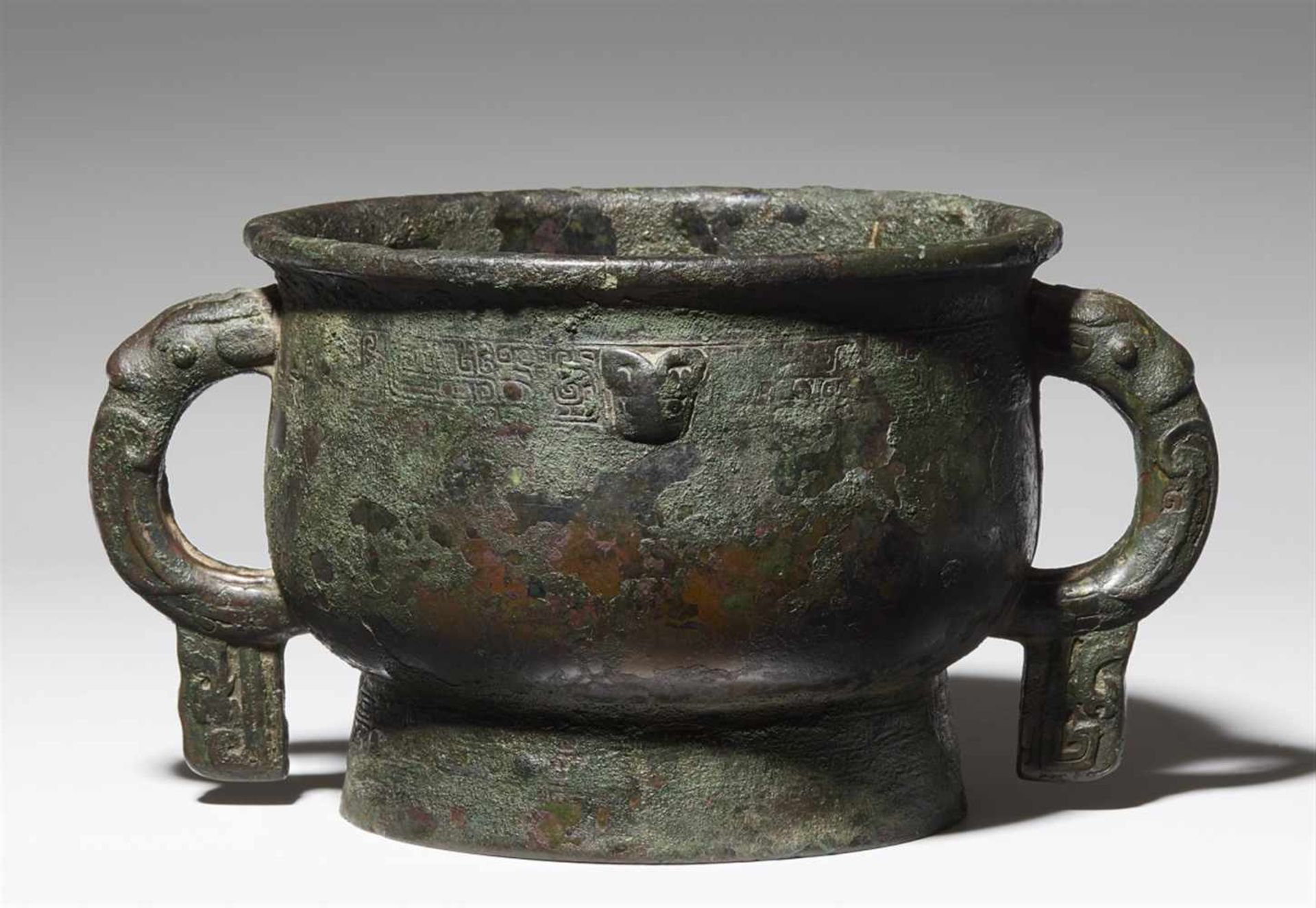 A bronze food vessel of gui type. Early Zhou dynasty, 12th/10th century BC
