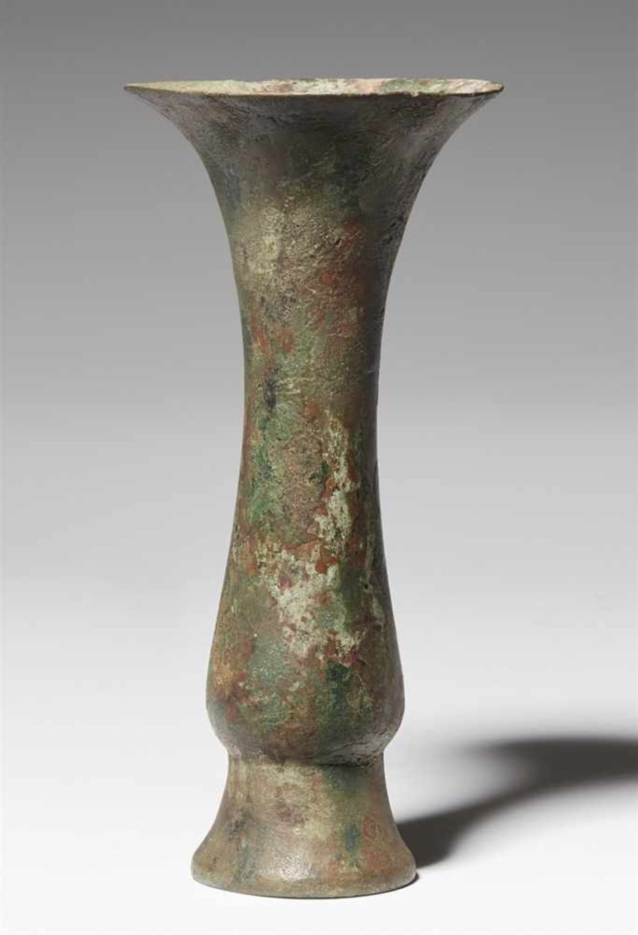A small elegant bronze vase of ji or duan type. Early Western Zhou dynasty, ca. 11. Jh.