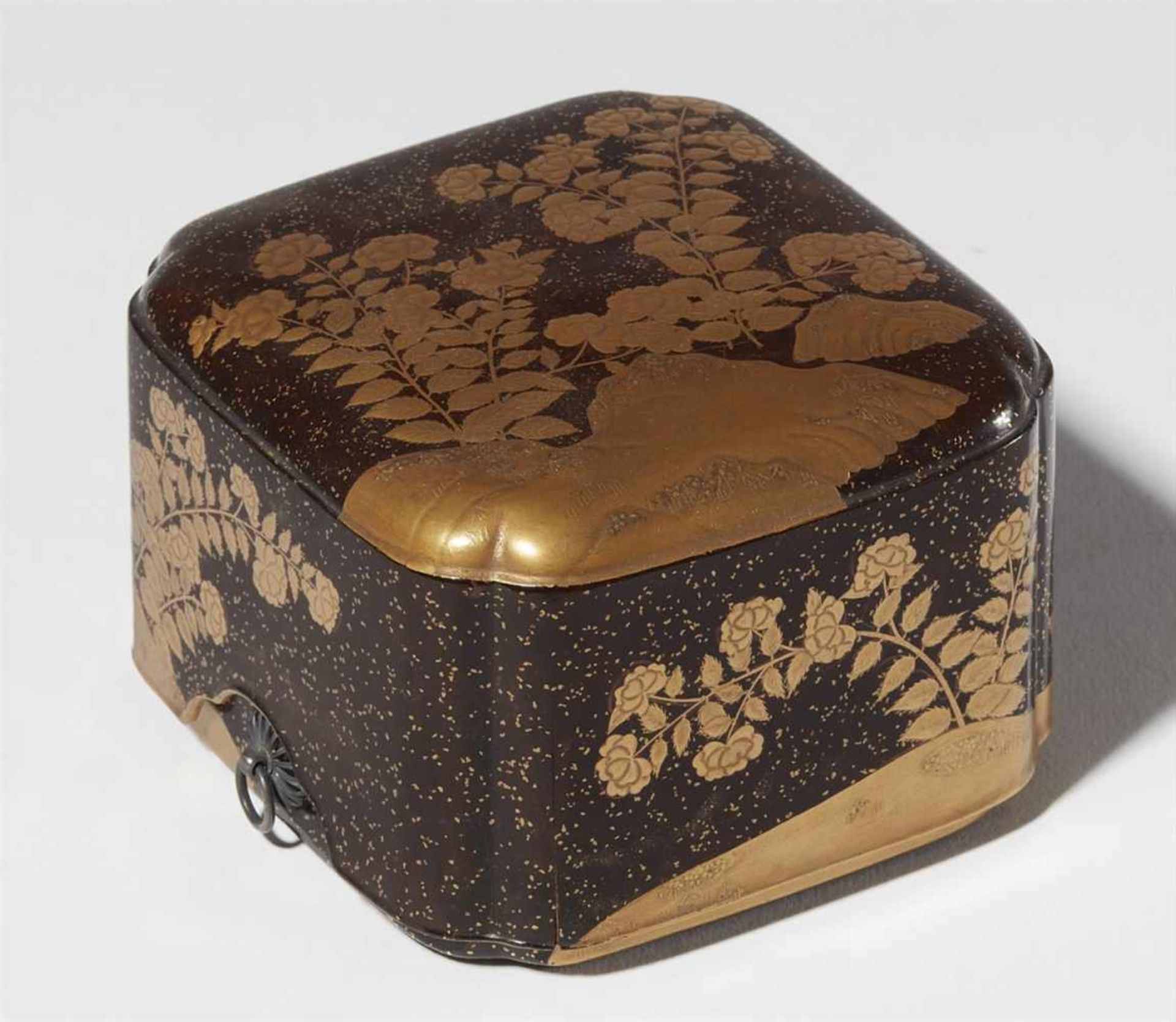 A small lidded lacquer box. 19th century