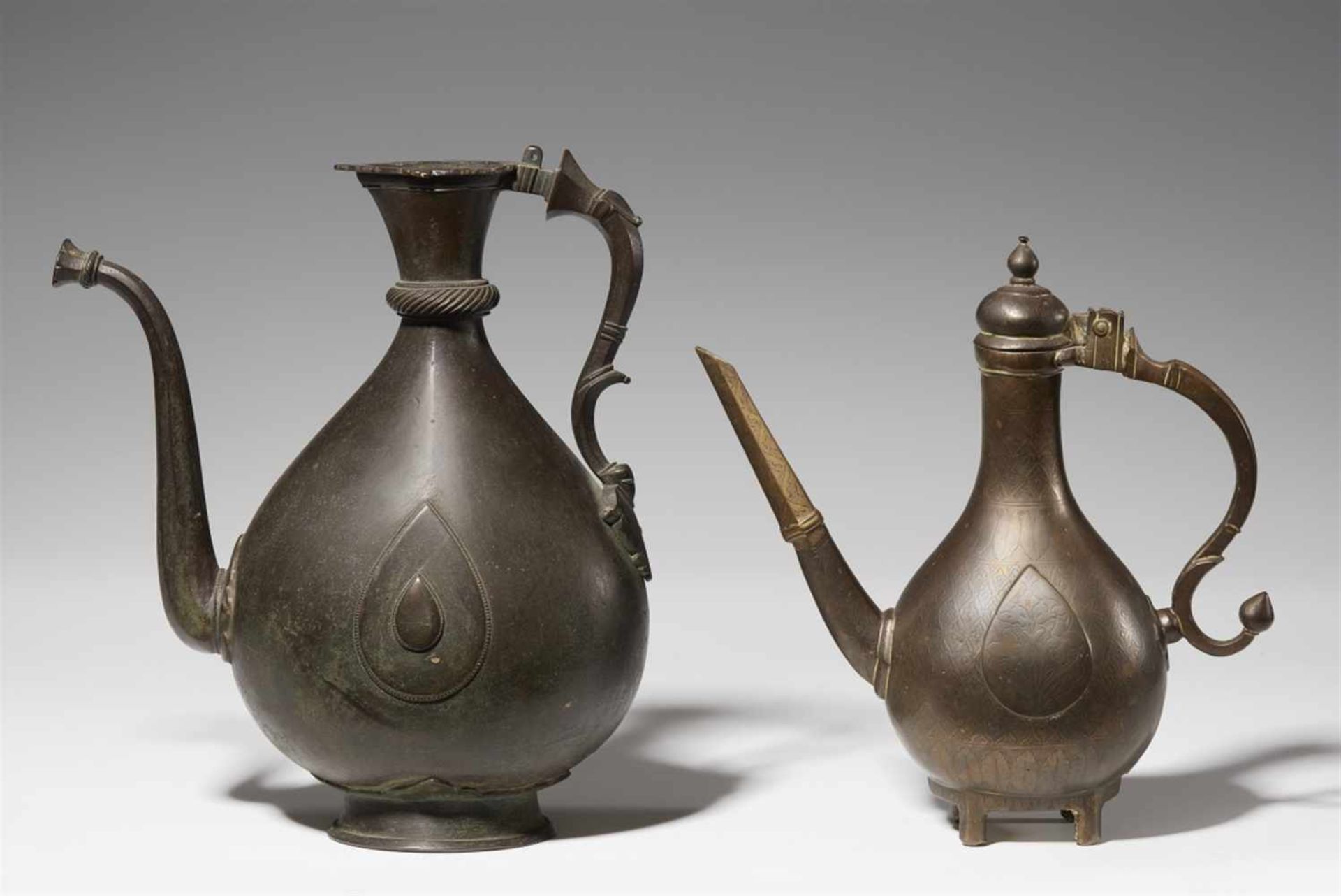 Two Indian-Mughal pear-shaped bronze ewers (aftaba). 18th/19th century