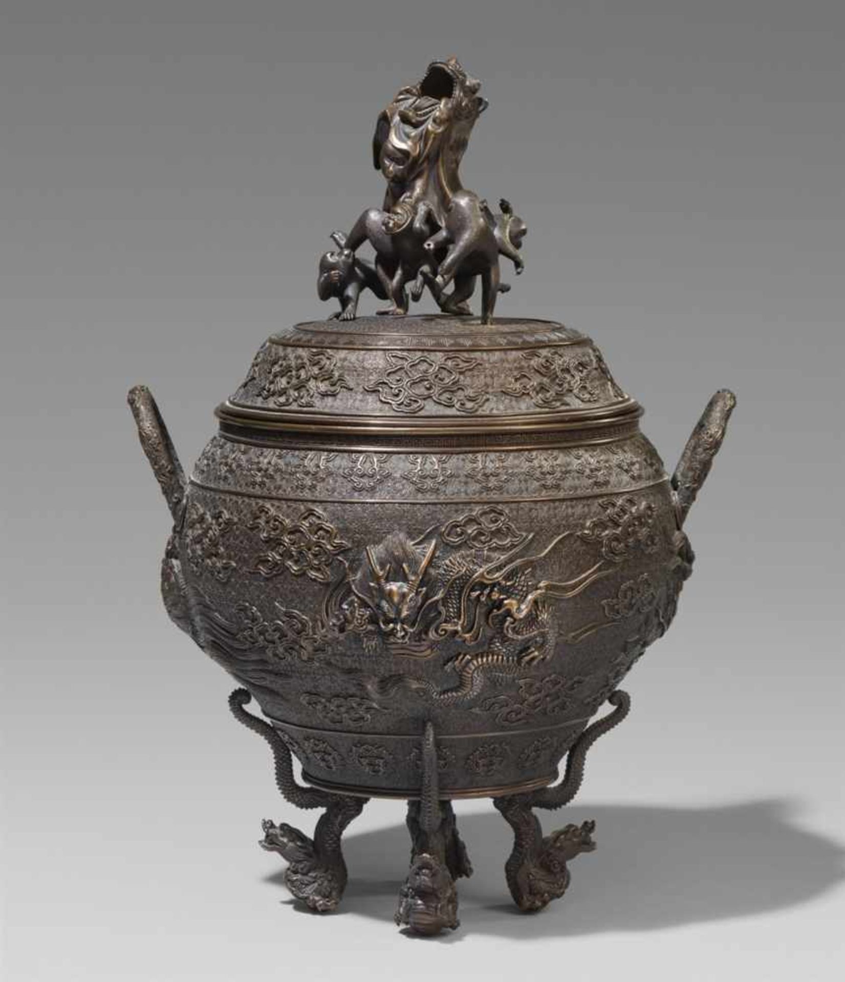 A fine large bronze lidded pot. Late 19th century