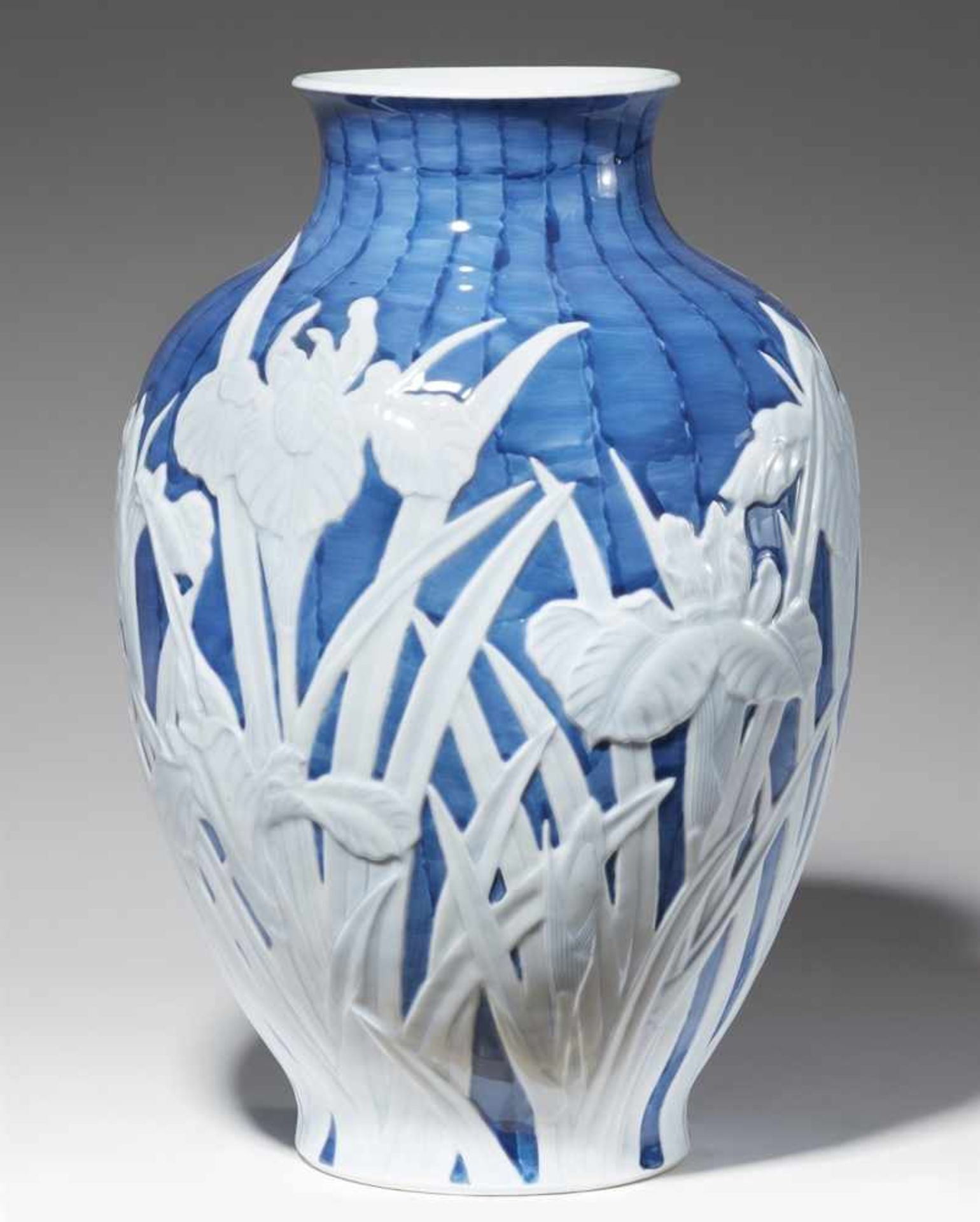 A large vase. 20th century