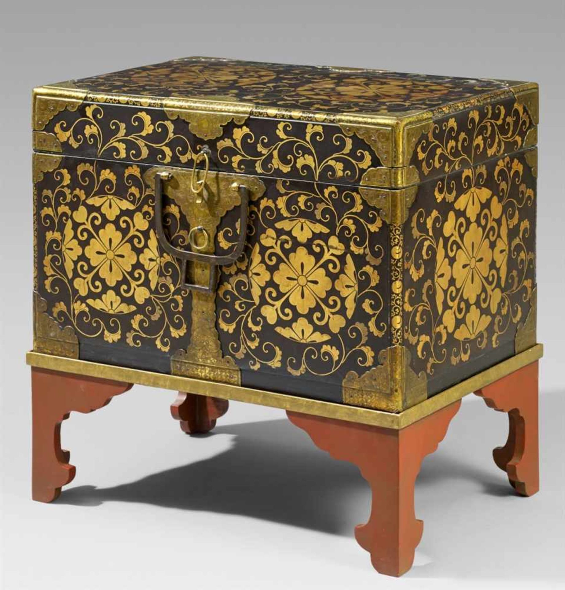 A large lacquer chest. 17th/18th century