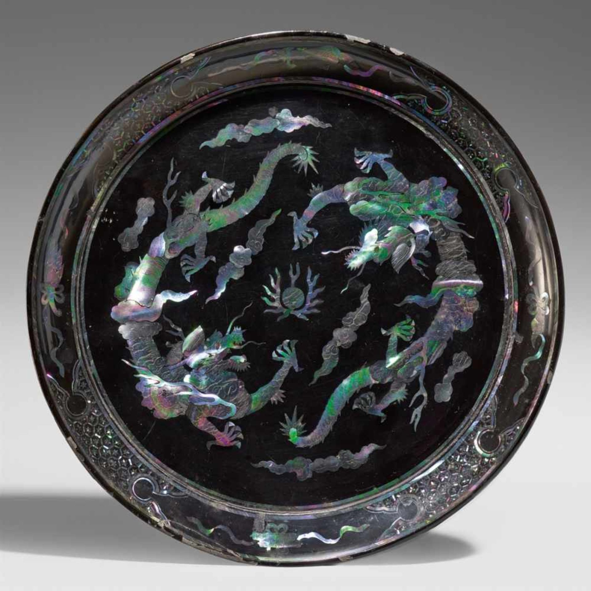 A black lacquer dish with mother-of-pearl inlays. Ryûkyû. 17th/18th century<b