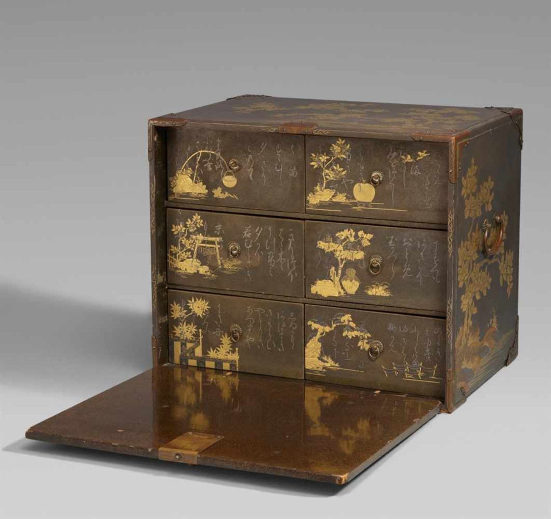 A lacquer cabinet (sage dansu). 17th/18th century