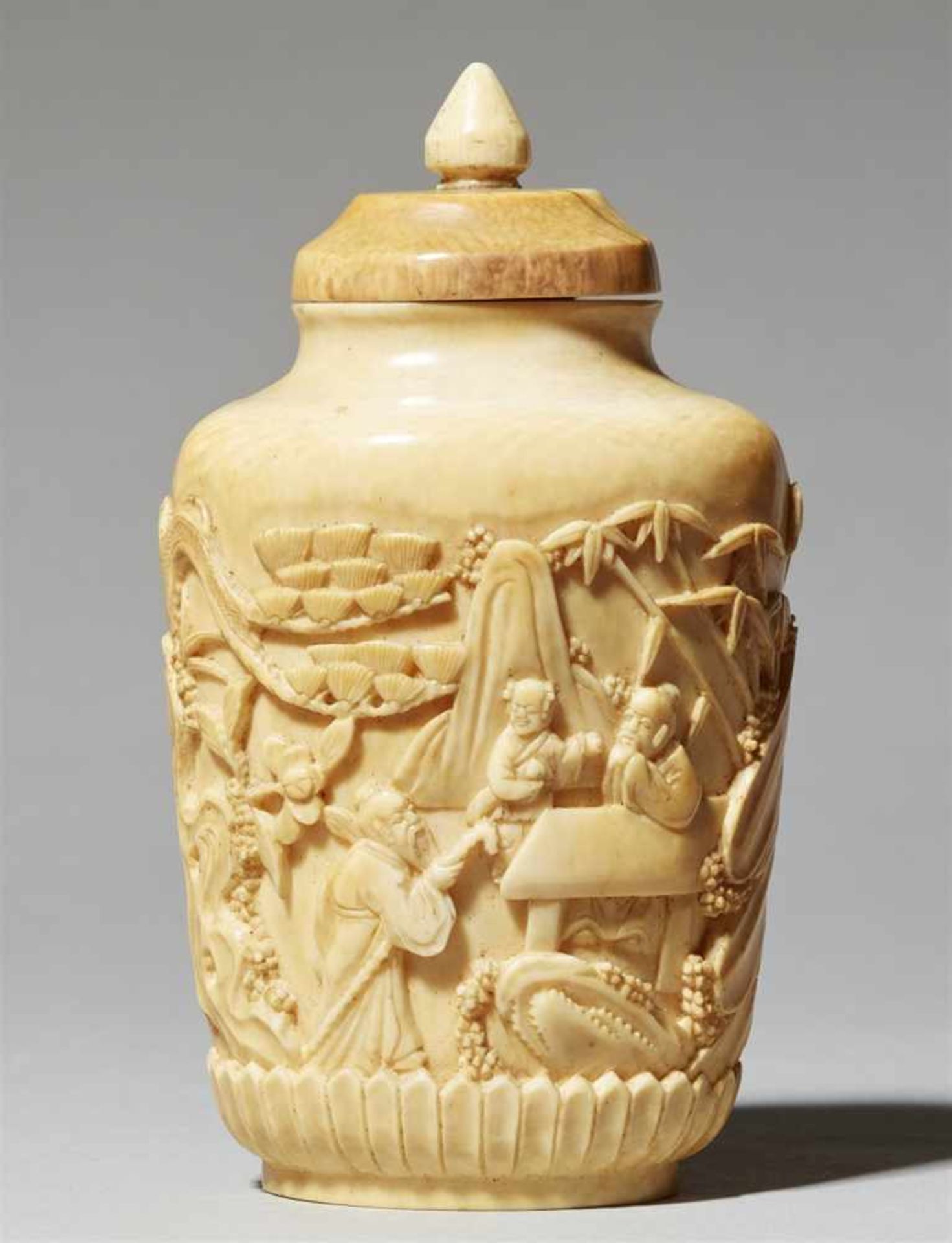 A large ivory snuff bottle. 19th/early 20th century
