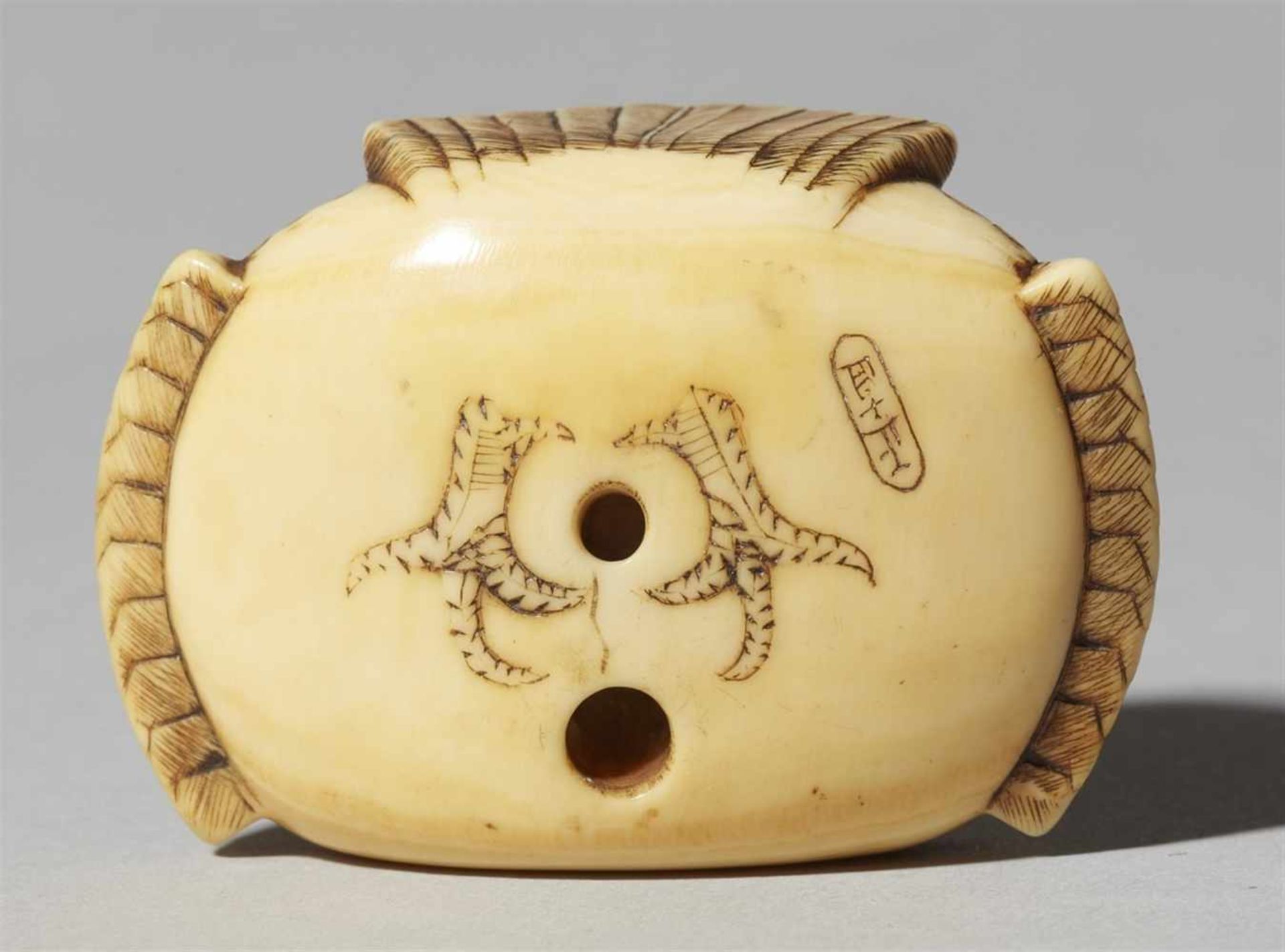 An ivory netsuke of a fukura suzume. Late 18th/19th century - Bild 3 aus 3