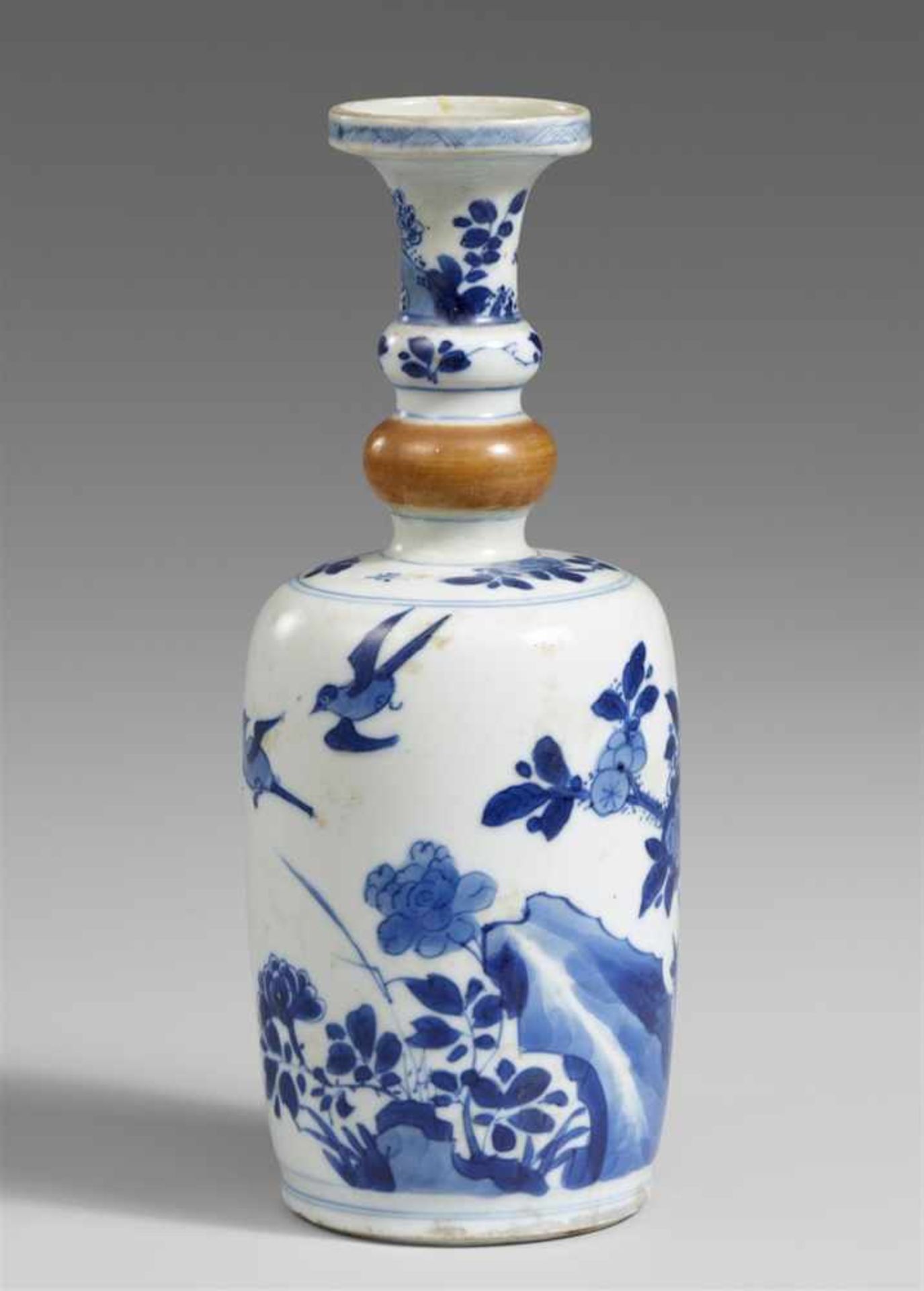 A blue and white vase. Kangxi period (1662-1722)