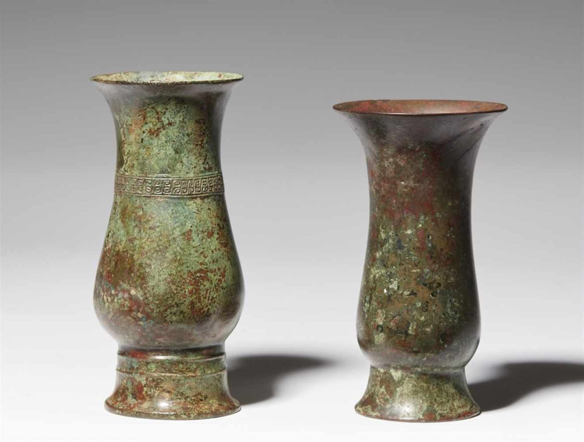 Two small bronze drinking vessels. Early Western Zhou dynasty, ca. 11./10. Jh. v. Chr.